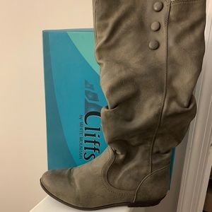 Cliffs by White Mountain Stone Suede boots